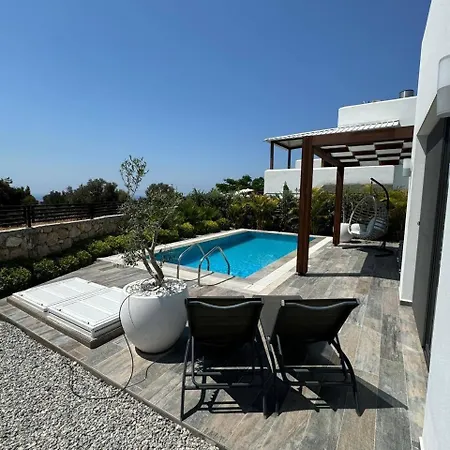 Villa A Luxurious Seafront With A Private Pool