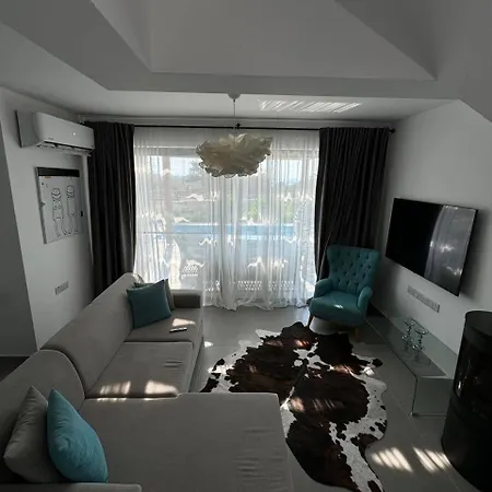 Villa A Luxurious Seafront With A Private Pool